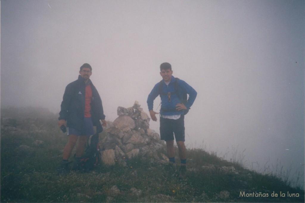 Jesús y Quique en la cima del Penya Alta o Cerro de Los Parados, 1.219 mts.